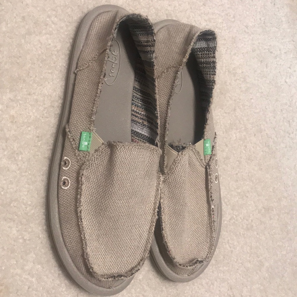 Women’s size 10 Sanuks